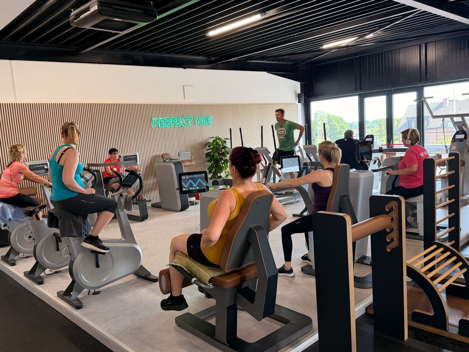 Leden trainen samen op de Milon Cirkel in Perfect You